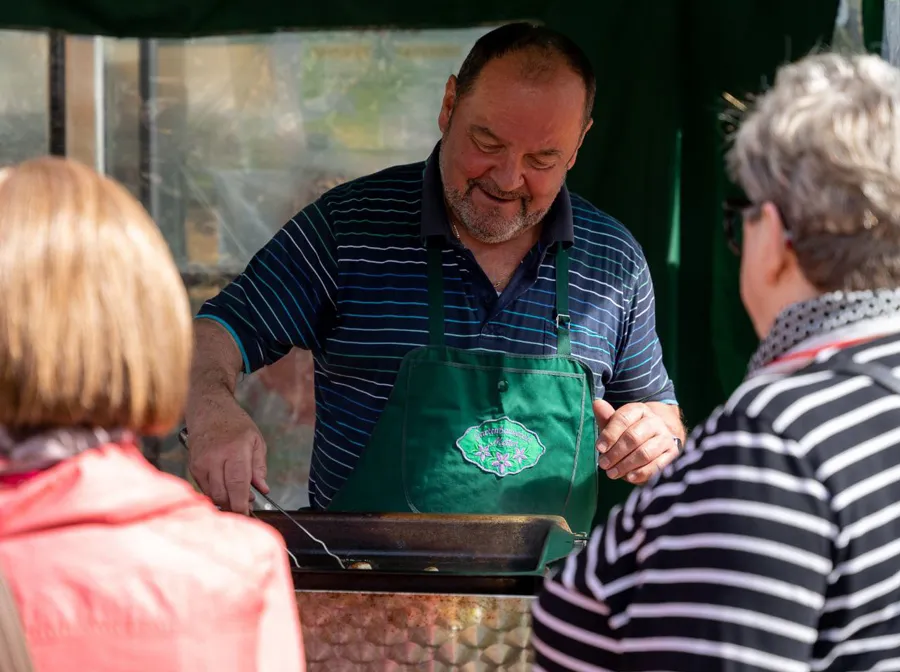Leckere Würstlsemmeln vom Grill