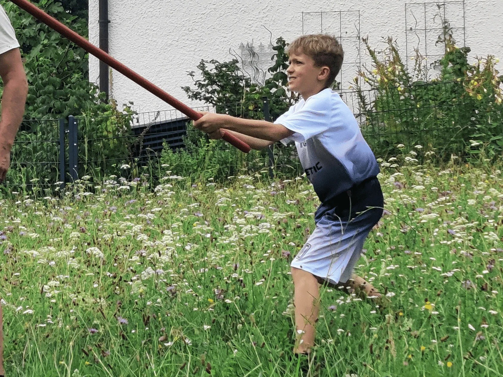 Apfelernte mit vollem Körpereinsatz