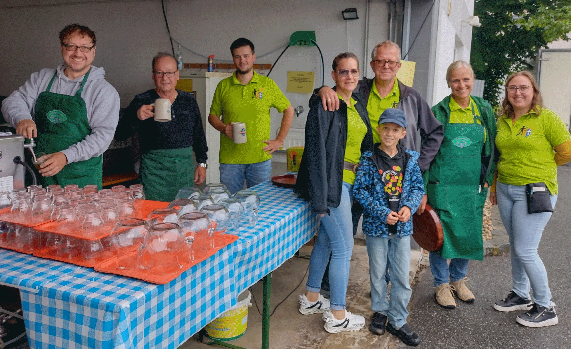 Das Team am Ausschank