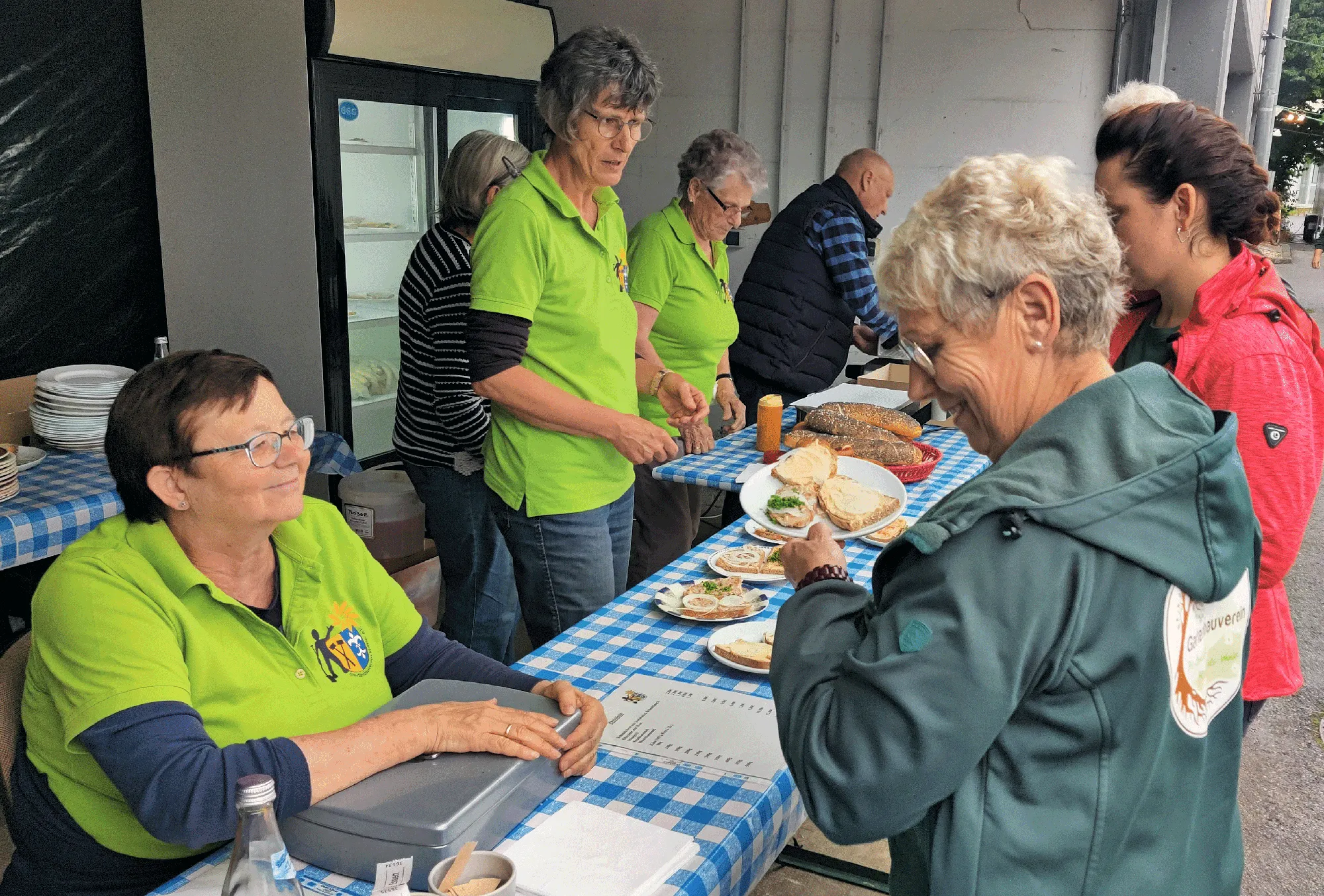 Unser Team bei der Essensausgabe
